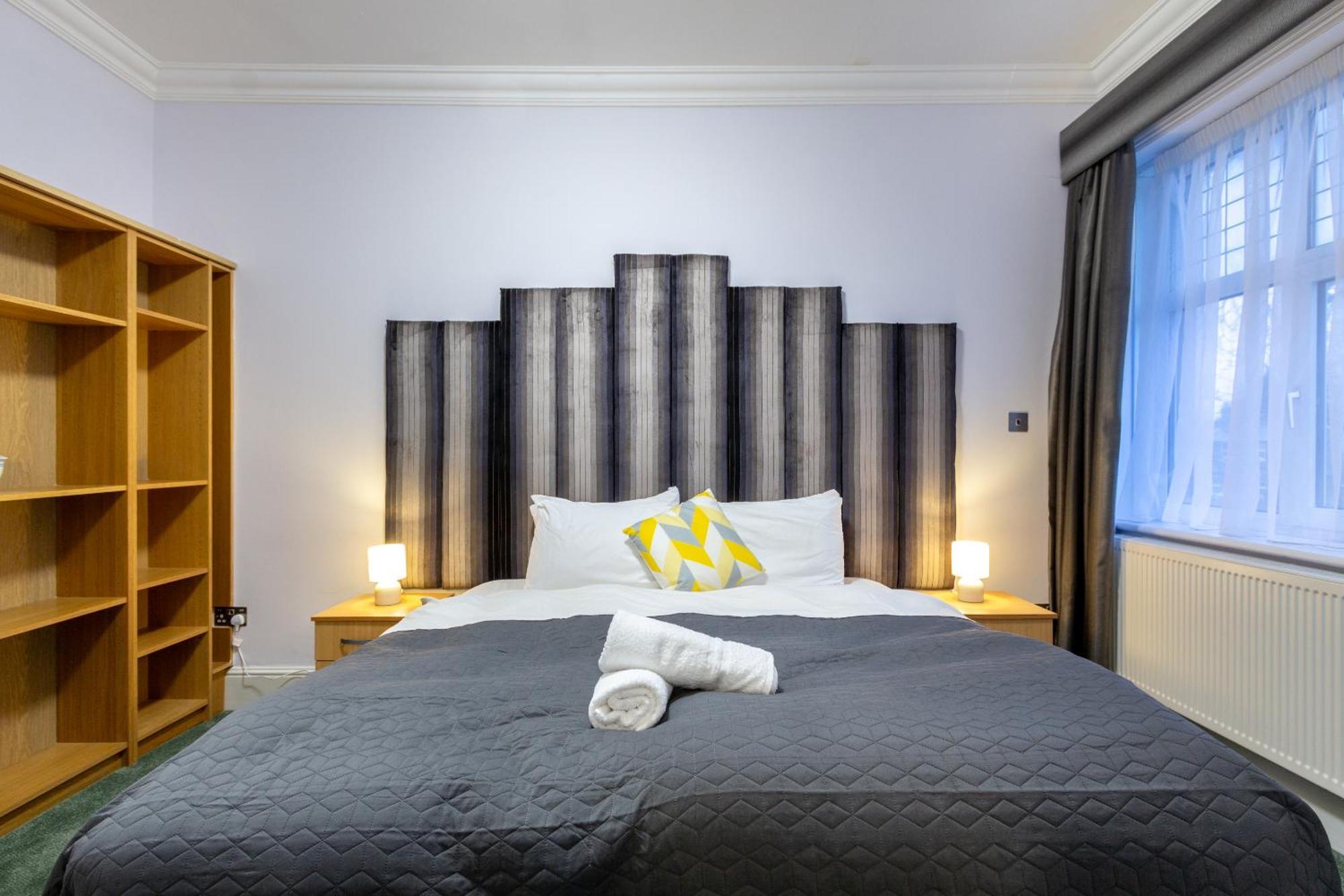 London Gatwick Inn Bagian luar foto