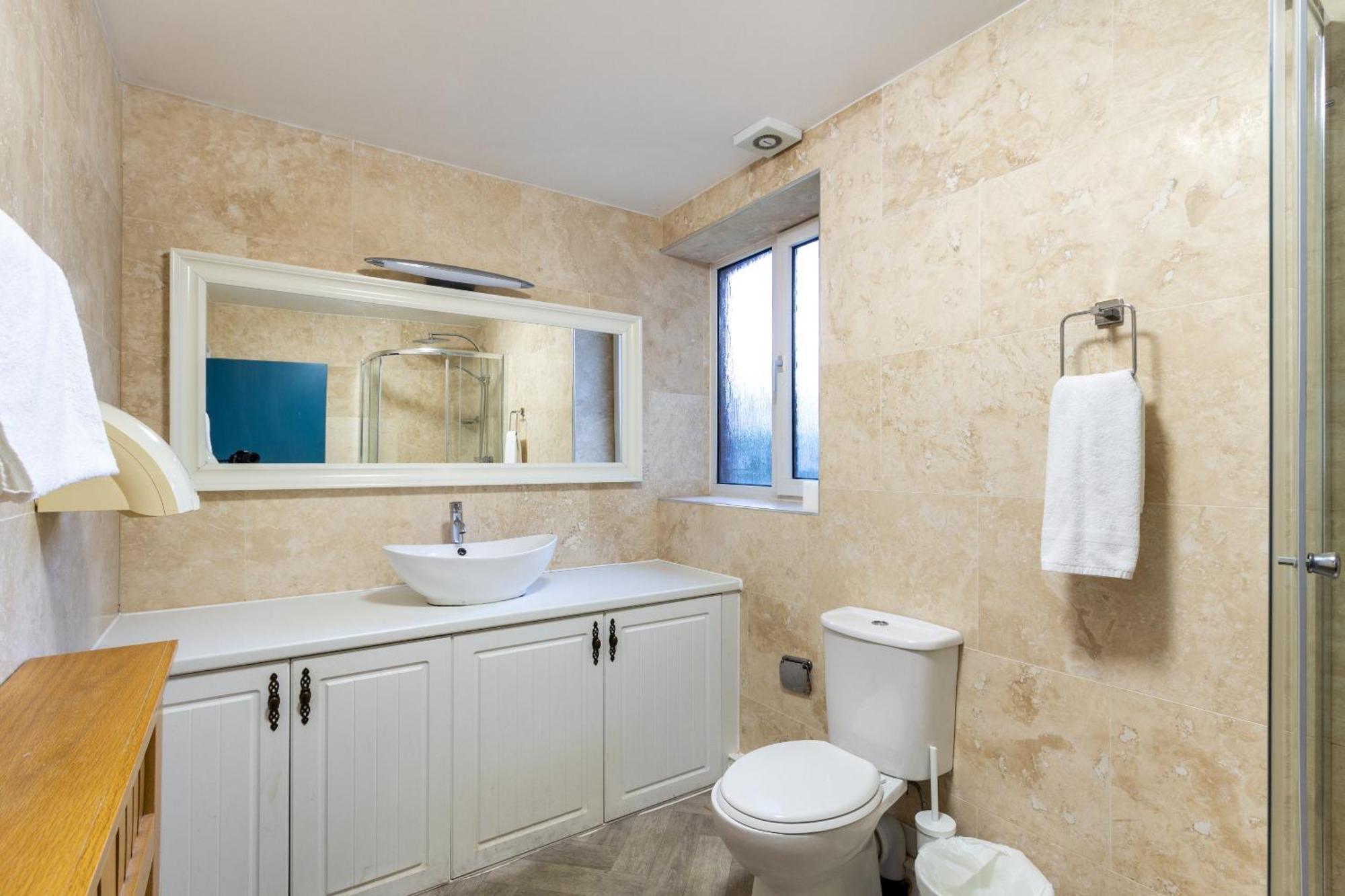 London Gatwick Inn Bagian luar foto