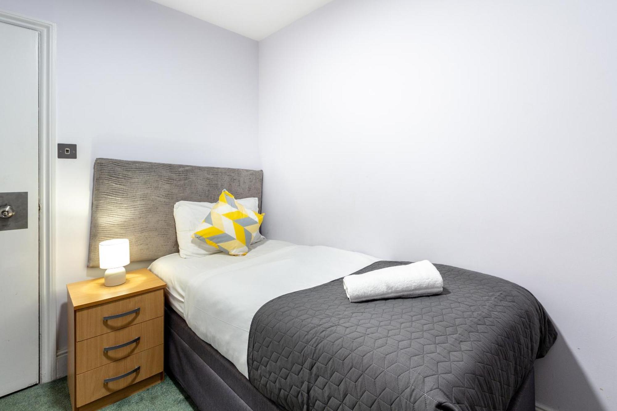 London Gatwick Inn Bagian luar foto