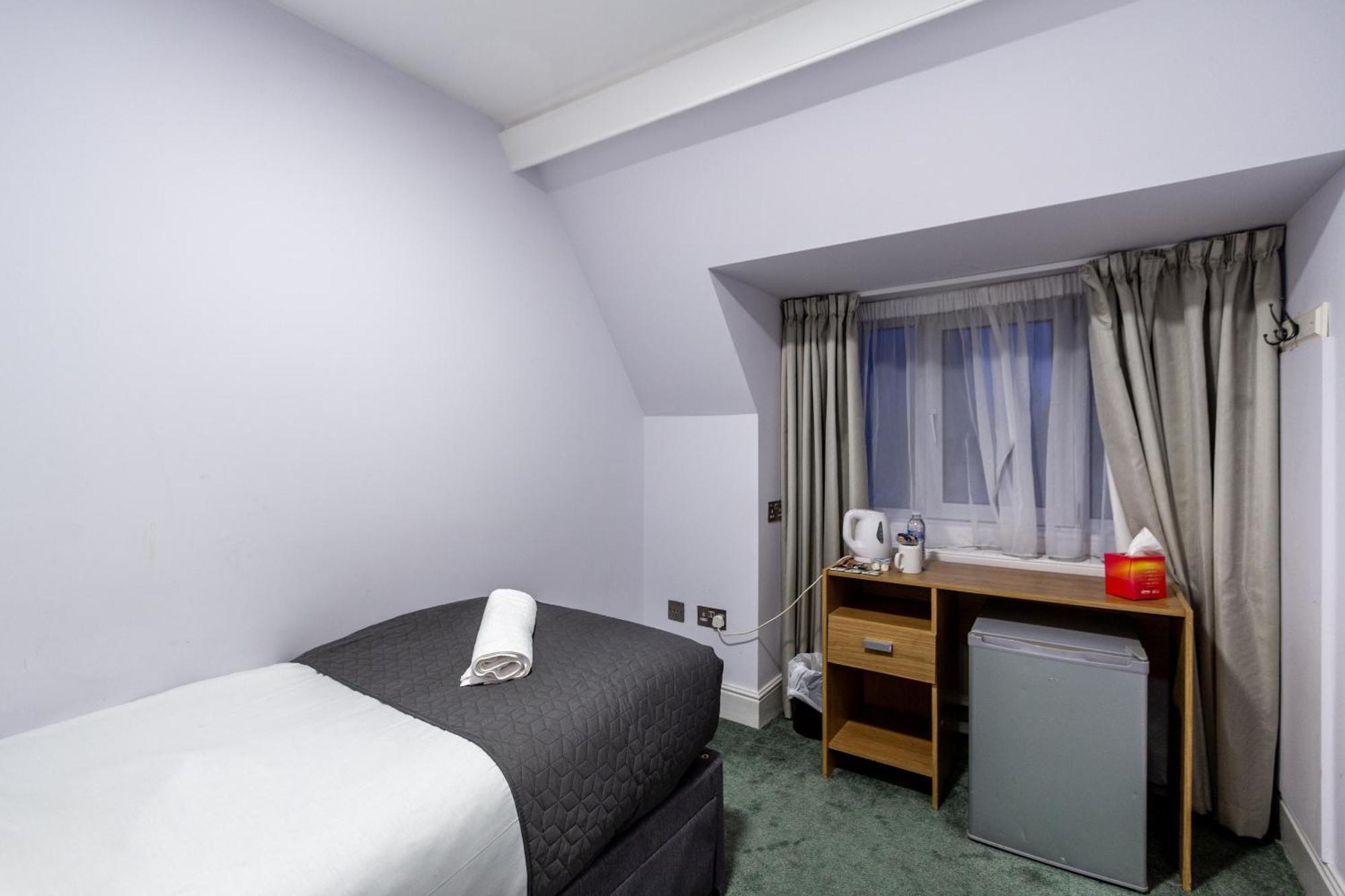 London Gatwick Inn Bagian luar foto
