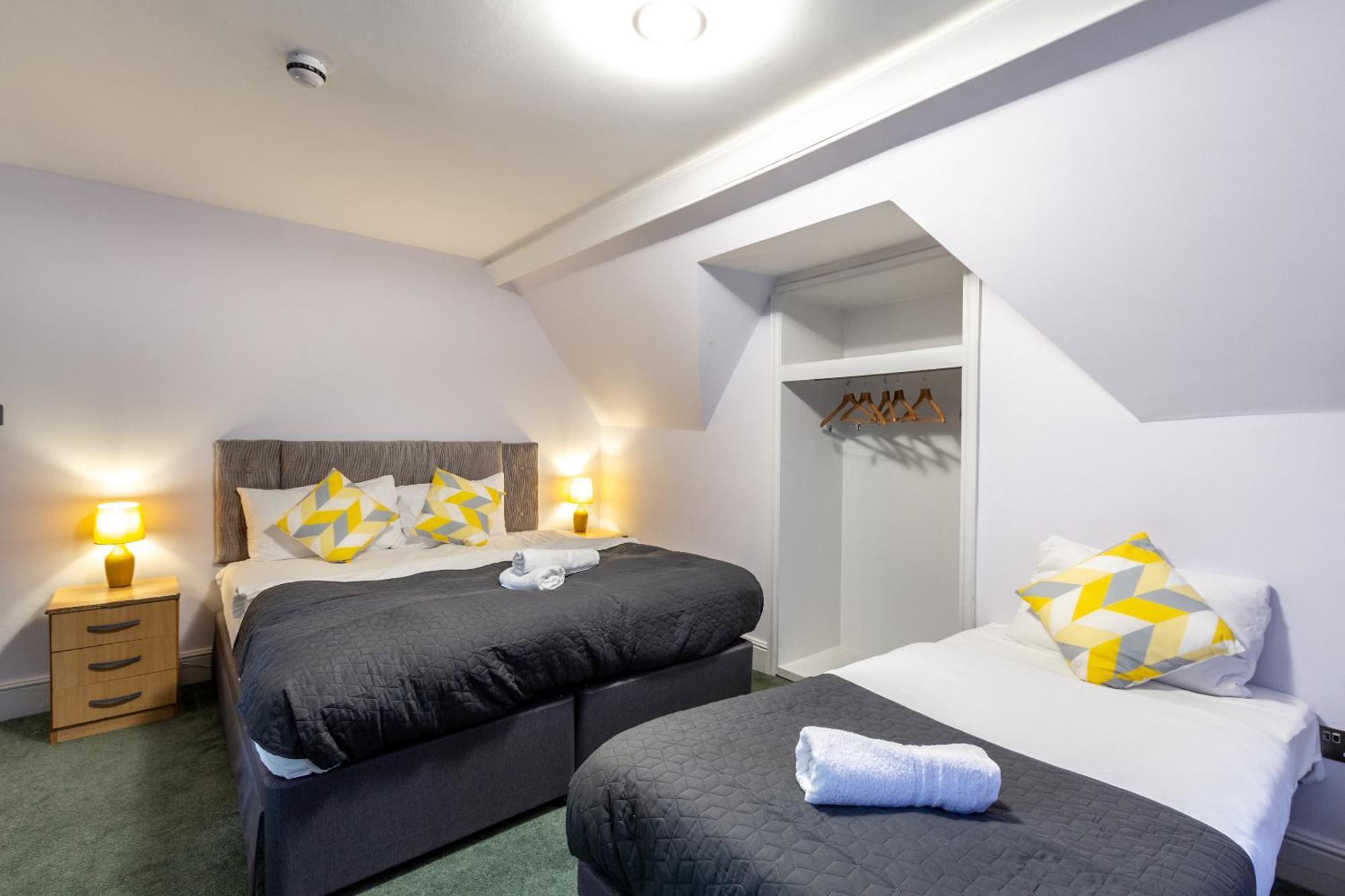 London Gatwick Inn Bagian luar foto