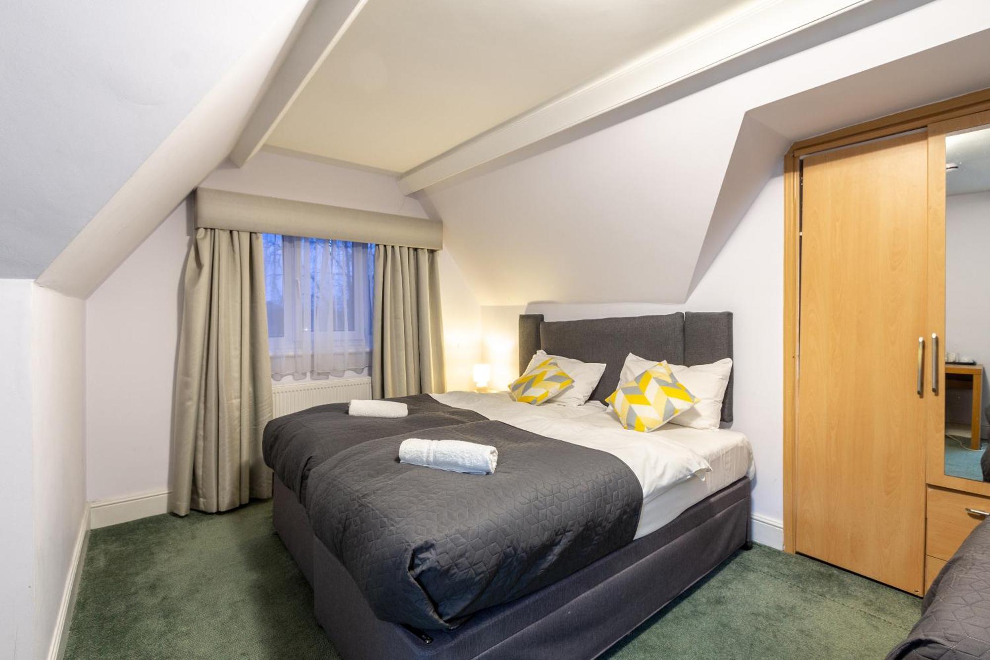 London Gatwick Inn Bagian luar foto