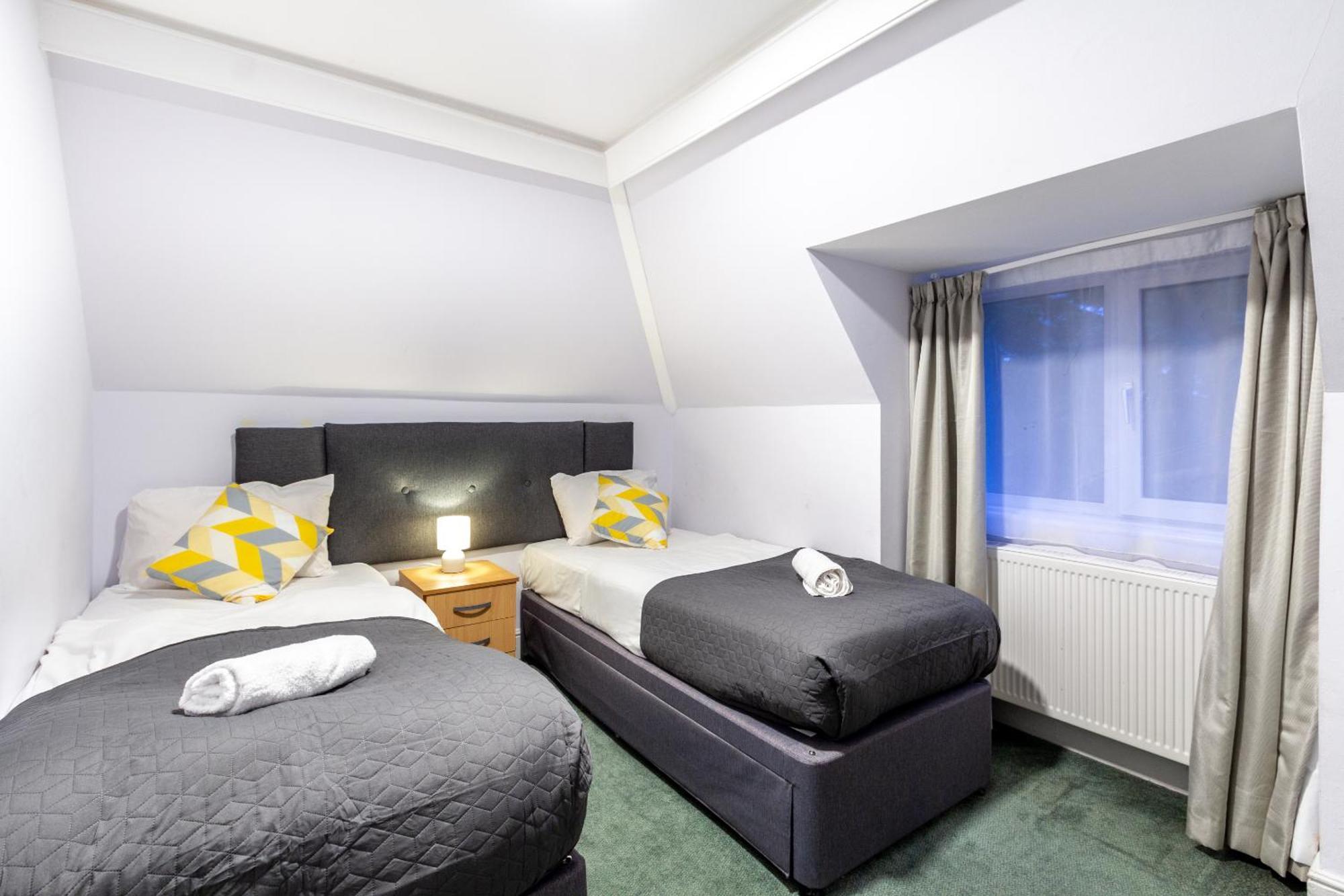 London Gatwick Inn Bagian luar foto