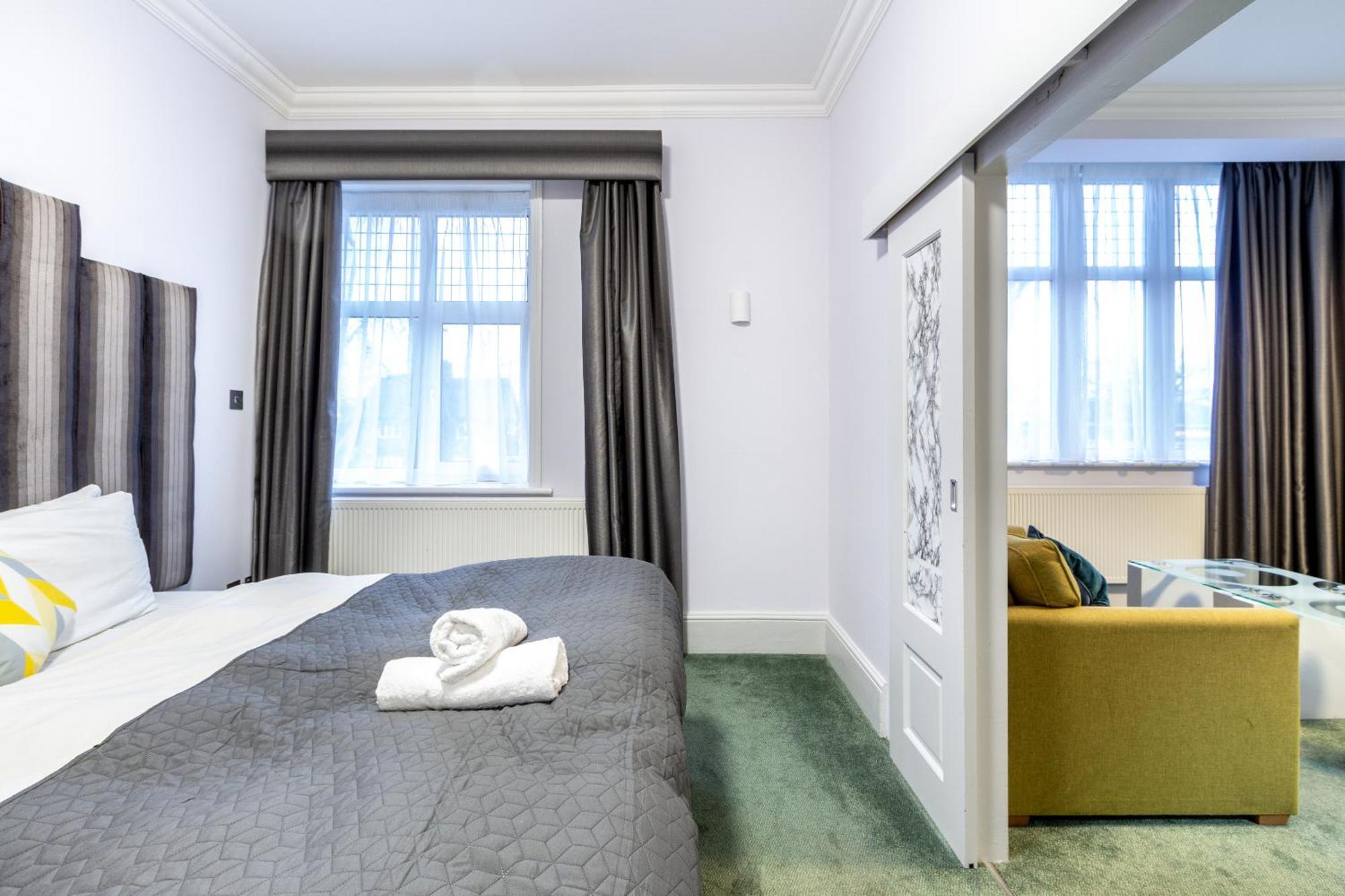 London Gatwick Inn Bagian luar foto