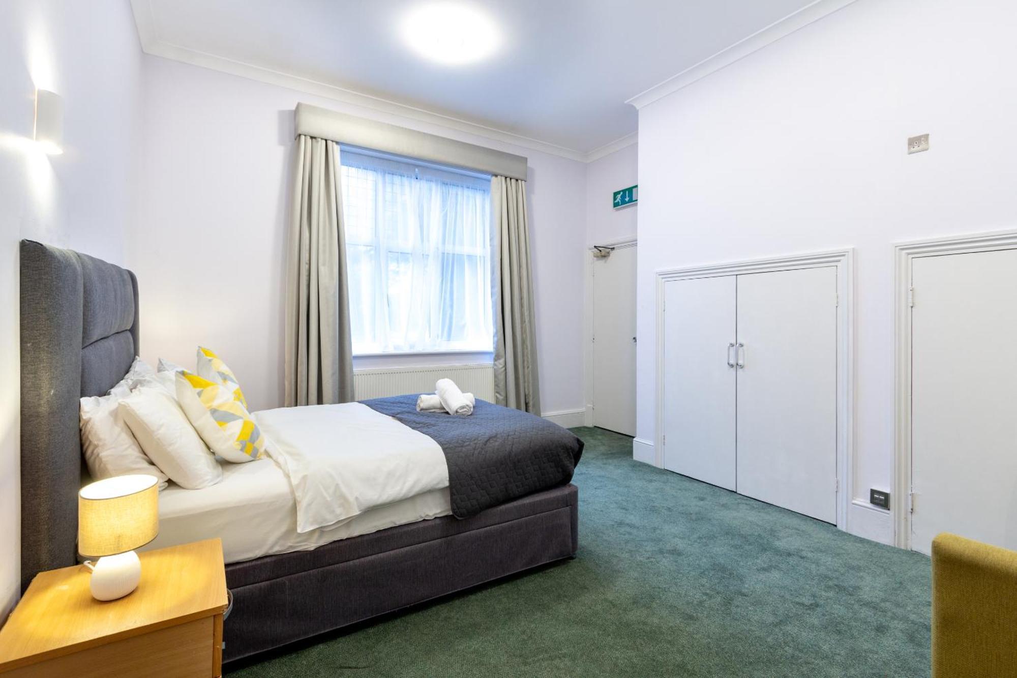 London Gatwick Inn Bagian luar foto