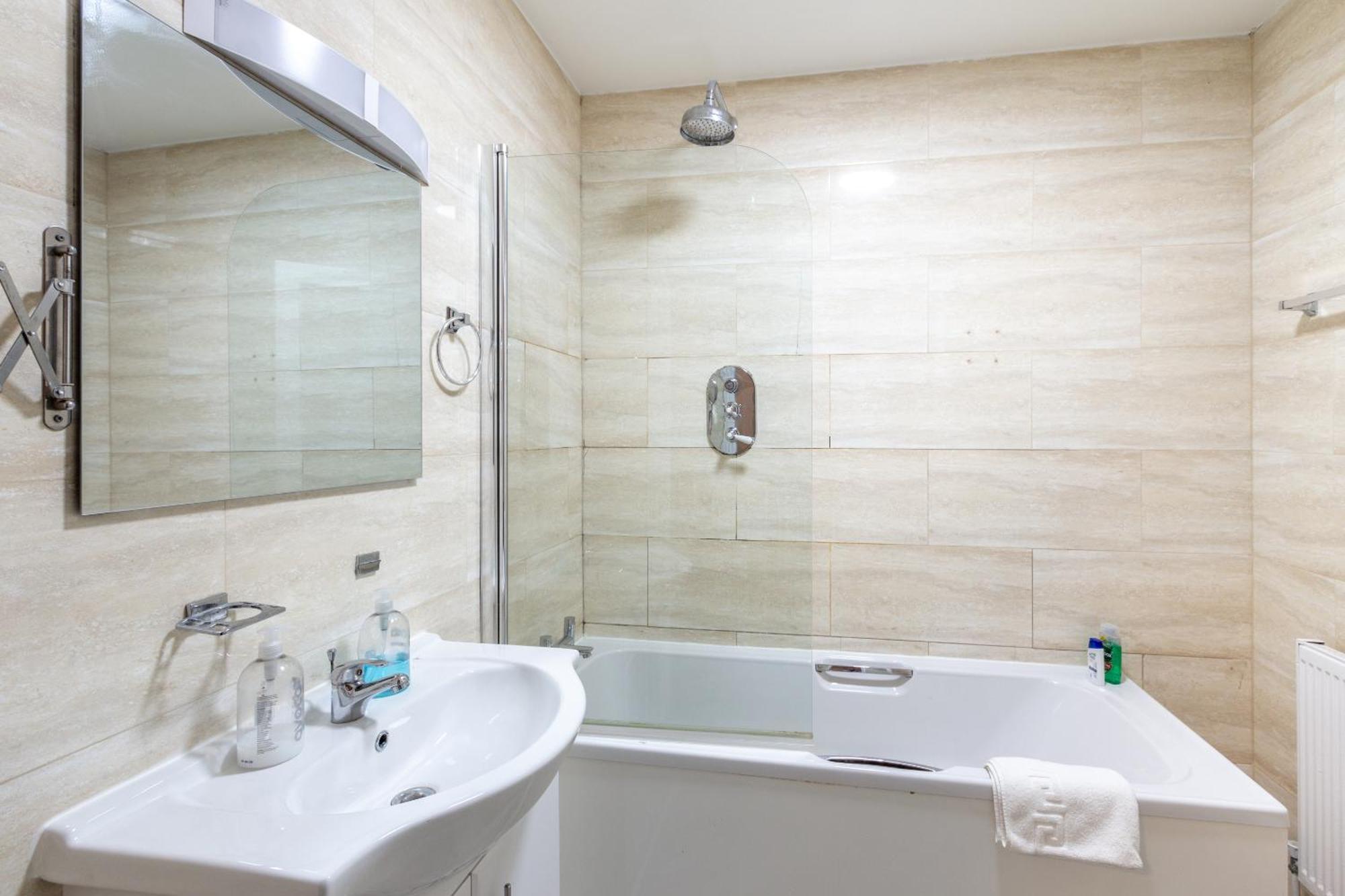 London Gatwick Inn Bagian luar foto