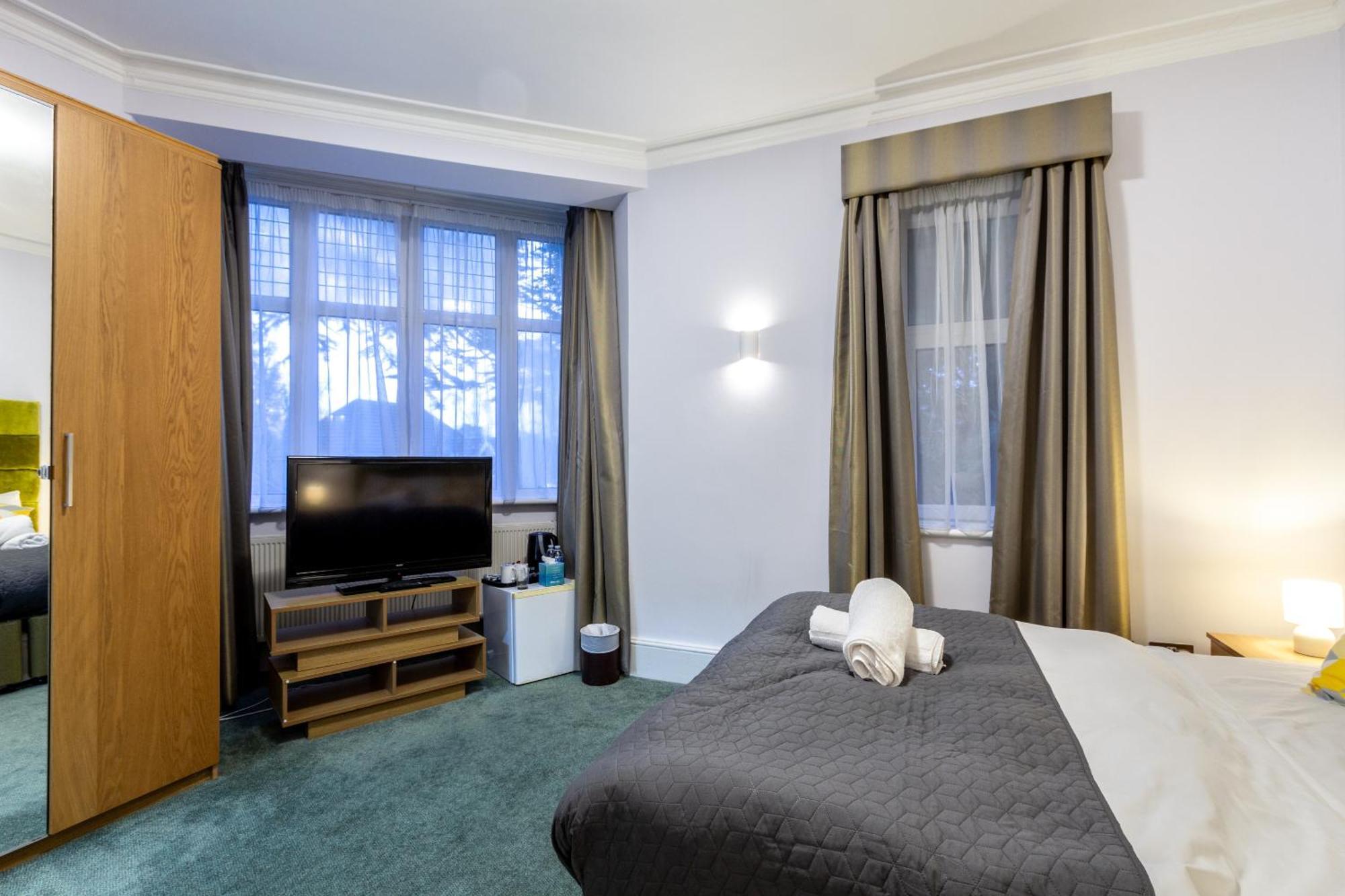 London Gatwick Inn Bagian luar foto